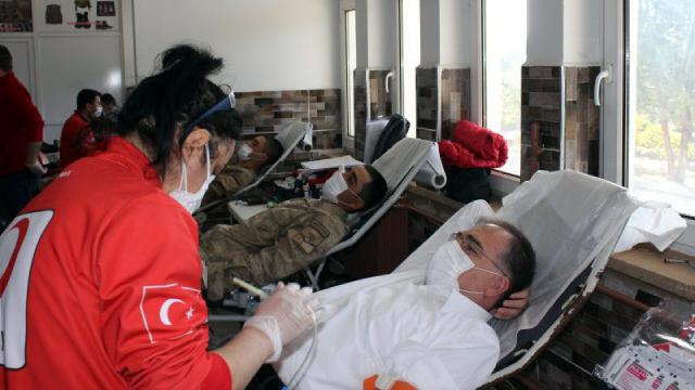 Türk Kızılayına Mehmetçikten kan bağışı