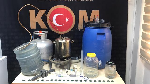 İzmirde bir evde 50 litre sahte içki ele geçirildi