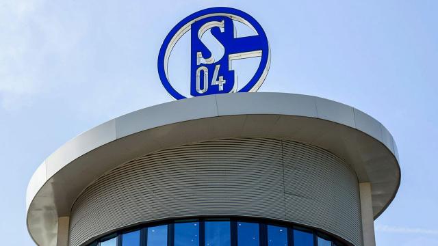 Küme düşen Schalke 04ün takım otobüsüne saldırdı