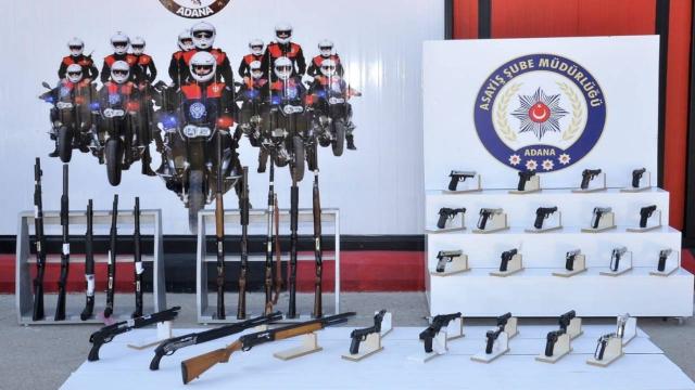 Adanada polis denetimlerinde 54 silah ele geçirildi