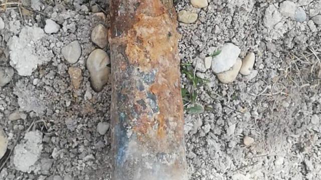 Afyonkarahisarda evin bahçesinde top mermisi bulundu