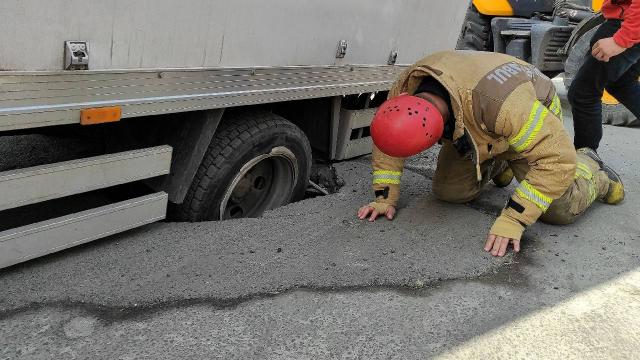 Şişlide yol çöktü, kamyon çukura düştü