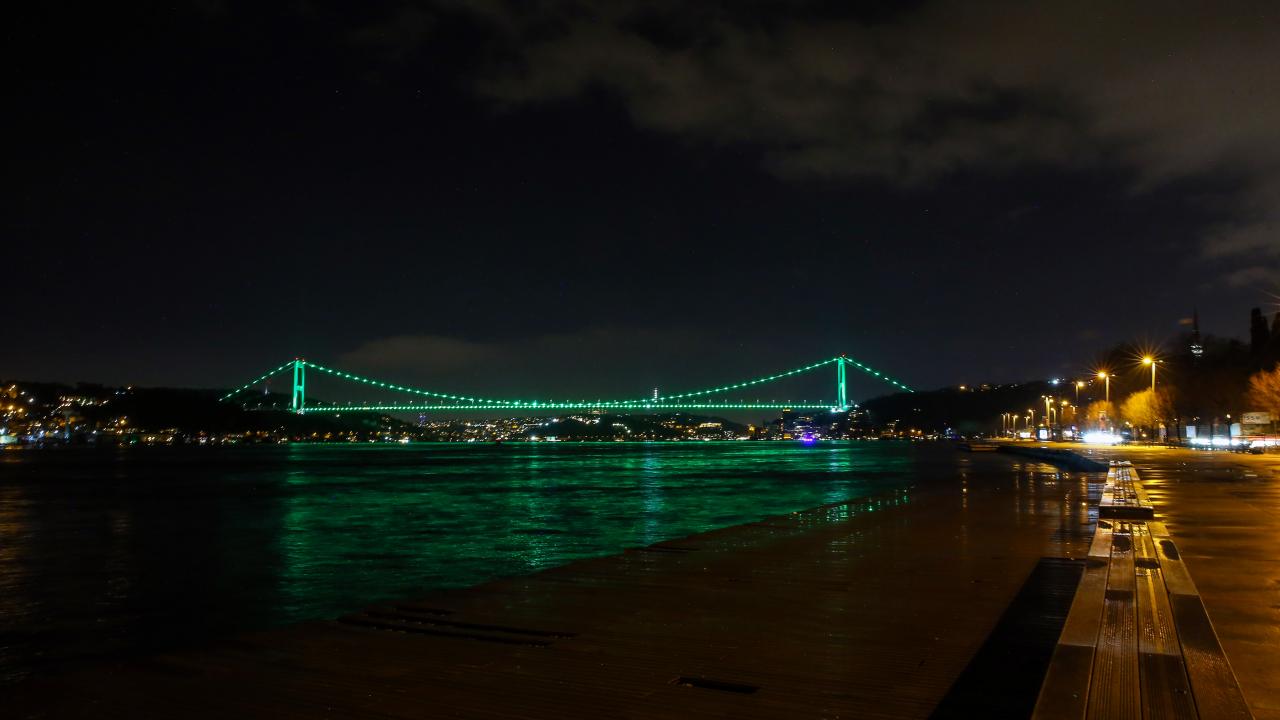 İstanbul'da köprüler yeşil renk ile aydınlatıldı