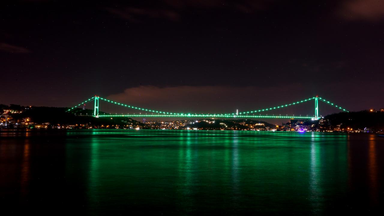 İstanbul'da köprüler yeşil renk ile aydınlatıldı