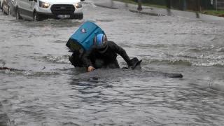 Bağcılar'da su borusu patladı, moto kurye açılan çukura düştü