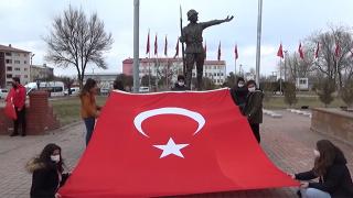 Ay yıldızlı bayraklar Çanakkale yolunda