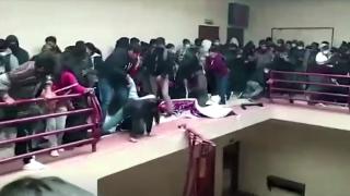 Korkuluk kırıldı, öğrenciler 4'üncü kattan düştü