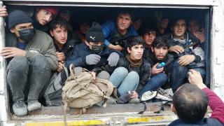 Kazaya karışan kamyondan 114 düzensiz göçmen çıktı