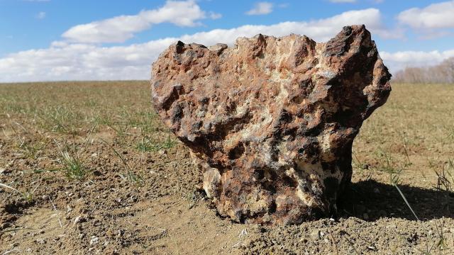 Tarlada bulduğu gök taşını 180 bin dolara sattı