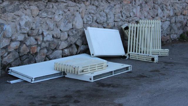 Gündüz vakti çaldıkları kaloriferler için nakliyeci çağırdılar