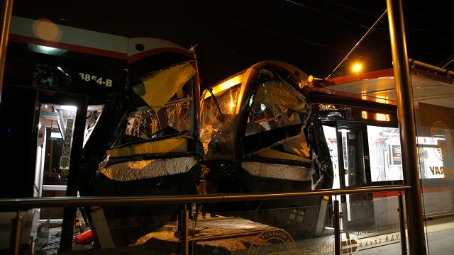 Kayseride iki tramvay çarpıştı: 2 yaralı