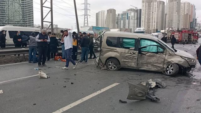 Beylikdüzünde kamyonet ve ticari araç çarpıştı: 3 yaralı