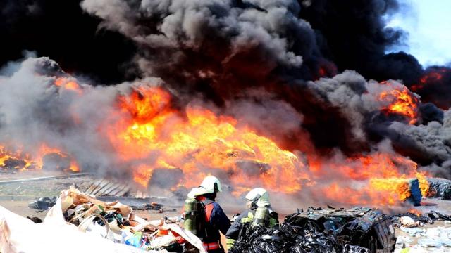 Manisada geri dönüşüm tesisinde çıkan yangın söndürüldü: 1 yaralı