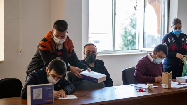Milli Eğitim Bakanlığınca gönderilen tabletler Hatayda öğrencilere dağıtılıyor