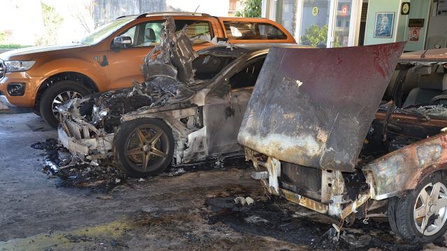 Oto galeride çıkan yangında 8 otomobil zarar gördü