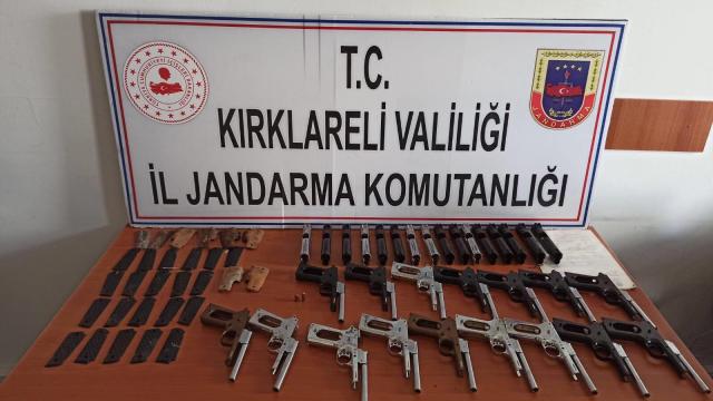 Kırklarelinde yol kenarındaki poşette 16 silah ele geçirildi