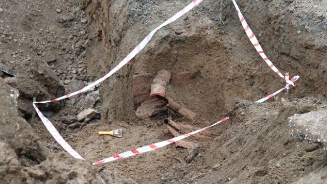 Altyapı çalışması sırasında tarihi kiremitlere rastlandı