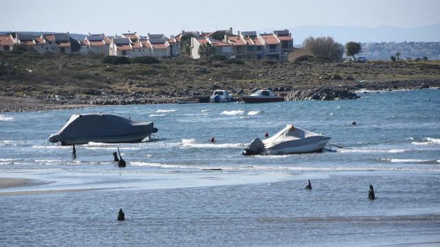 Çeşmede deniz 50 metre çekildi, tekneler karaya oturdu