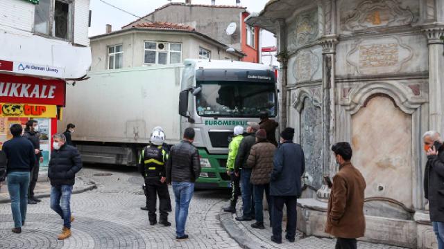 Üsküdarda yabancı plakalı tır ara sokakta sıkıştı