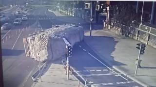 Kumaş yüklü tırın devrilme anı kamerada