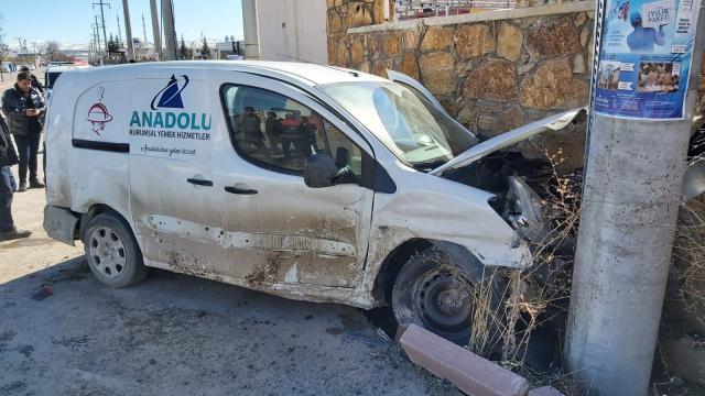 Sivasta hafif ticari araç ile otomobil çarpıştı: 2 yaralı