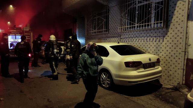 Bursada 3 katlı apartmanda yangın: 8 kişi dumandan etkilendi