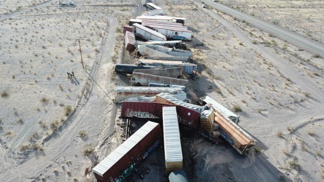 ABDde yük treni raydan çıktı, 44 vagon birbirine girdi