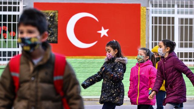 Kırşehirde Covid-19 vakası görülen iki okulda yüz yüze eğitime 14 gün ara verildi