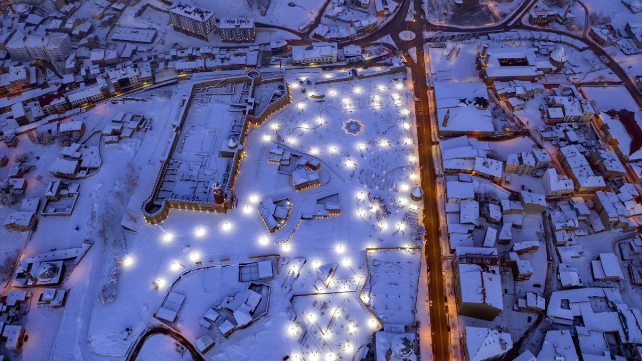 Şehir ışıklandırılan tesisleriyle geceleri ışıl ışıl