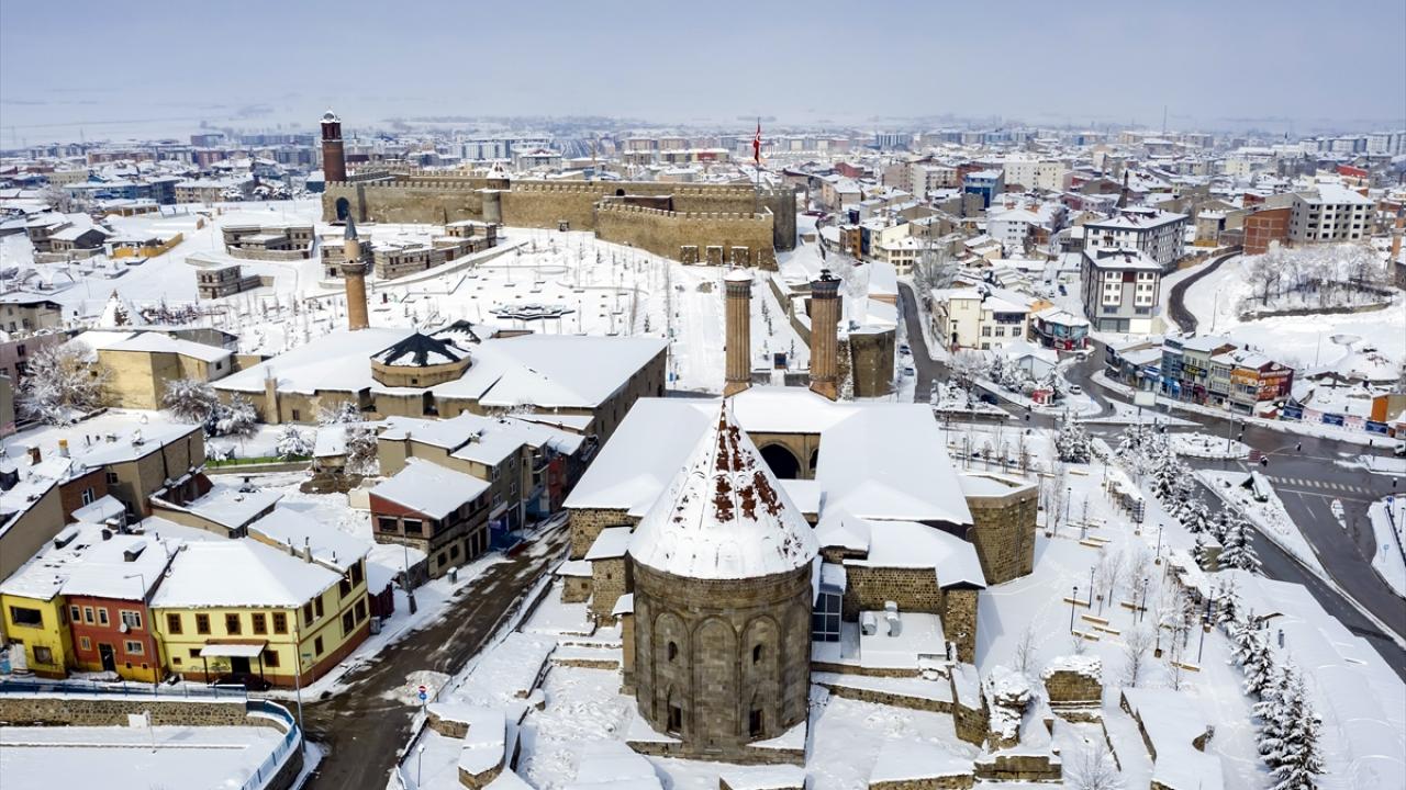 Erzurum�da etkili olan kar yağışı güzel manzaralar oluşturdu TRT