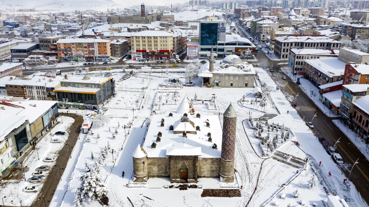 Kentte inanç, kültür, tarih ve turizmde önemli eserlerin bulunduğunu ifade eden Almaz, şöyle konuştu: