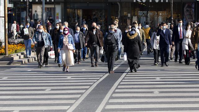 Kontrollü normalleşmeyle cumartesi günü sokağa çıkıldı