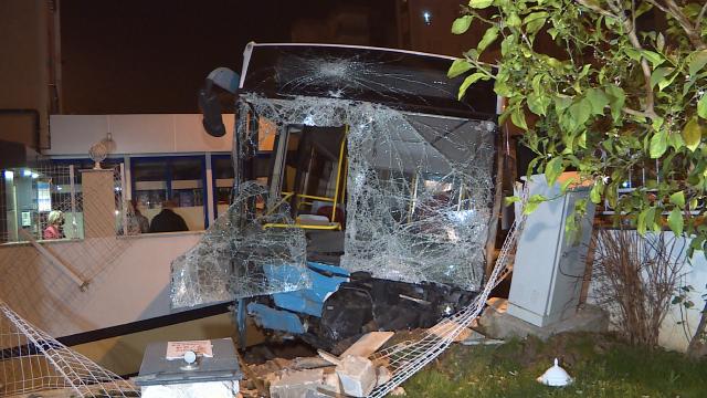 Otomobille çarpışan halk otobüsü apartmanın bahçesine girdi