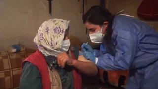 Bakan Koca, zor şartlarda aşılama yapan sağlıkçıların görüntüsünü paylaştı