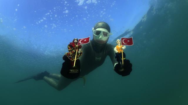 Milli sporcu Erkenden Kadınlar Günü dalışı