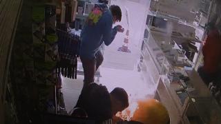 Cep telefonu bomba gibi patladı