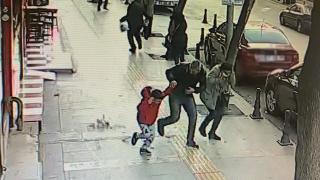 Kaldırımda yürüyen çocuğun üstüne beton parçası düştü