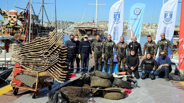 Lastik, sandalye, şezlong...Denizden 1 ton atık toplandı