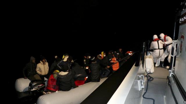 Balıkesirde botları su alan 36 düzensiz göçmen kurtarıldı