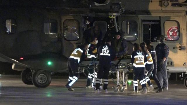 Dağda mahsur kalan 4 kişi, askeri helikopterle kurtarıldı