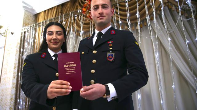Asker çift üniformayla dünyaevine girdi