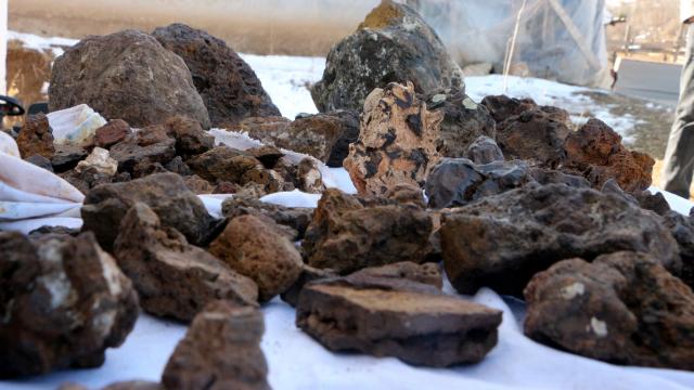 Tokatlı çoban arazide bulduğu gök taşlarına 200 bin dolar istiyor