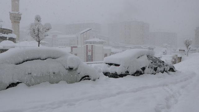 Araçlar kara gömüldü, 215 yol ulaşıma kapandı