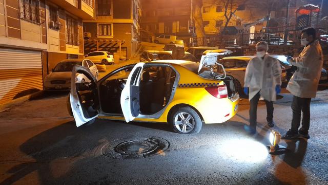 İstanbulda silahlı 3 kişi taksiden inip kaçtı