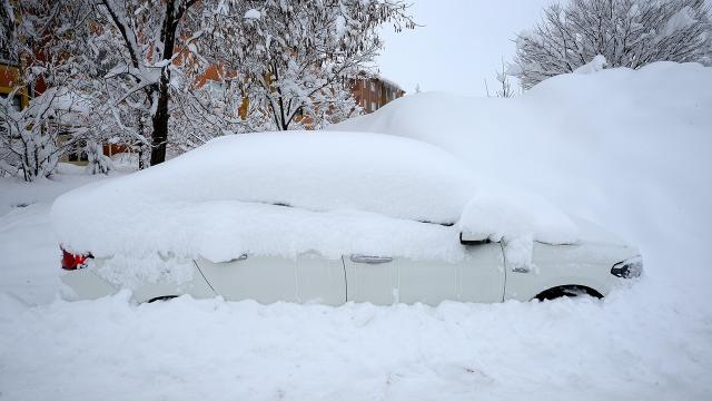 Hakkaride 215 yerleşim ulaşıma kapandı