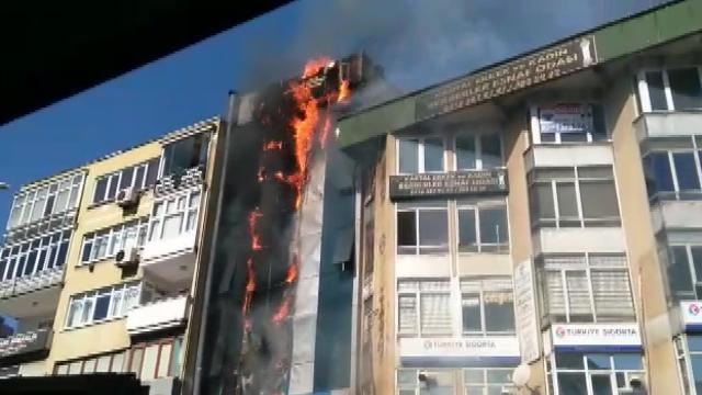 Kartalda bir binada yangın çıktı