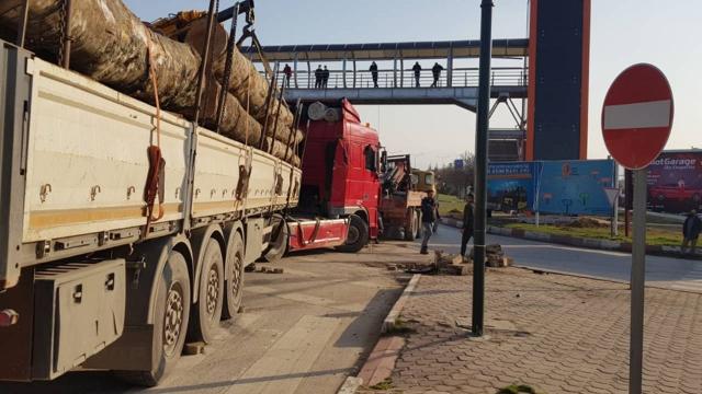 Bursada tırla ticari araç çarpıştı: 2 yaralı