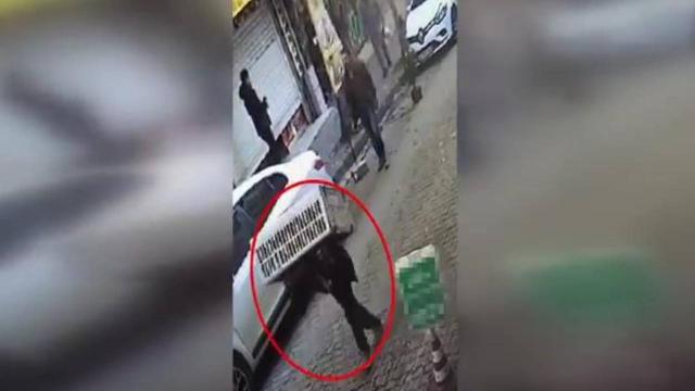 Çaldığı klimayı taşımak için yardım istedi