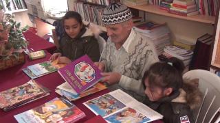 Kurduğu kütüphanede sobanın dumanı hala tütüyor