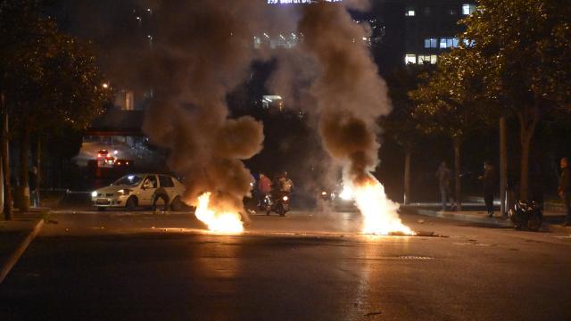 Lübnanda göstericiler sokakları ateşe verdi